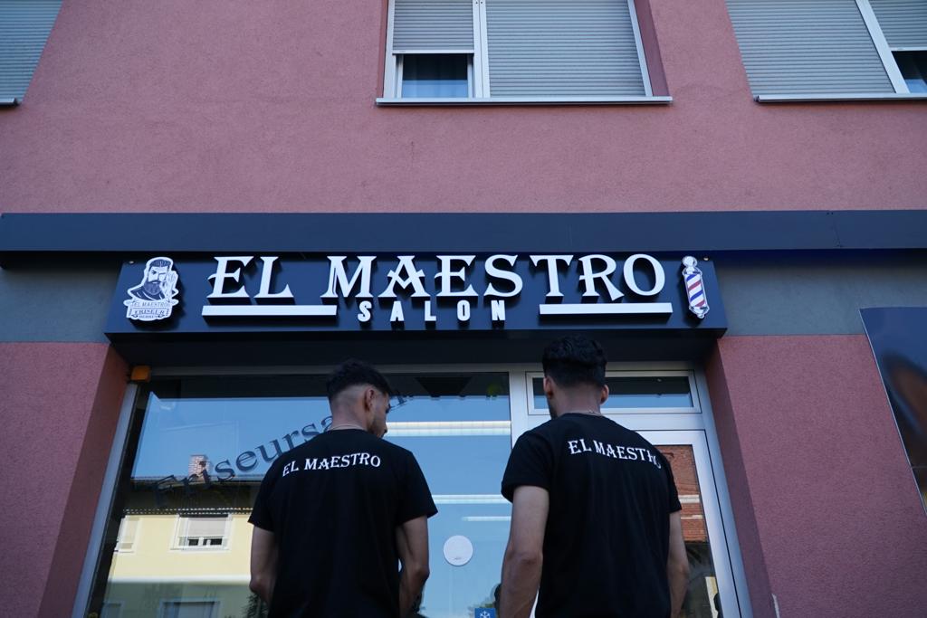 Team von El Maestro Salon vor dem Eingang in Graz-Liebenau