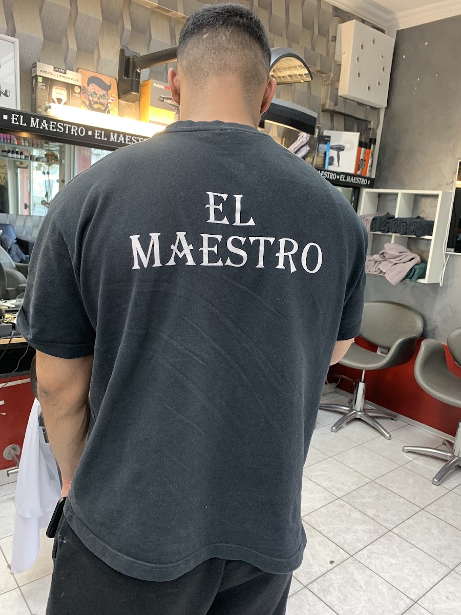 Barbier mit El-Maestro-T-Shirt im Salon