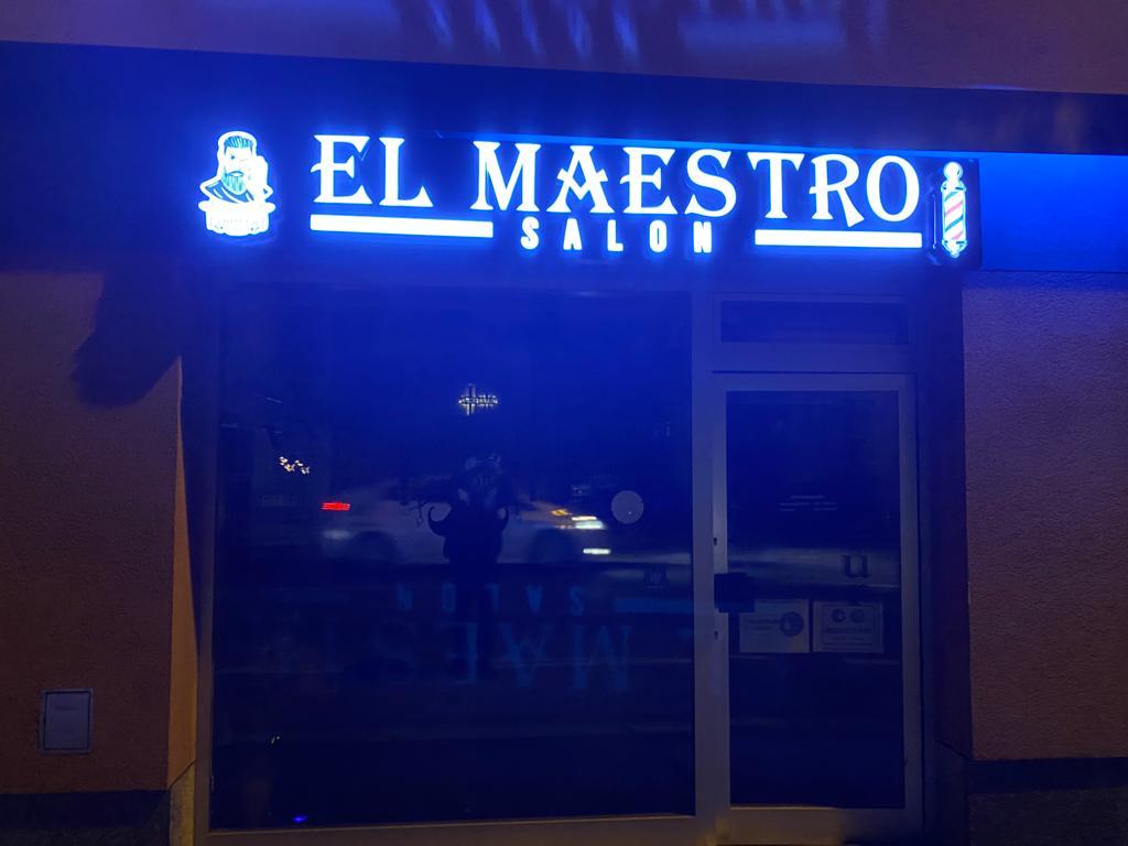 El Maestro Salon bei Nacht, beleuchtetes Schild