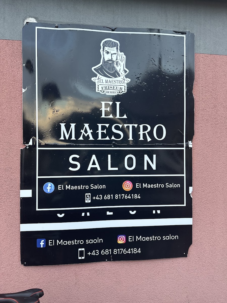 Nahaufnahme Logo-Schild mit Social-Media-Kontakten